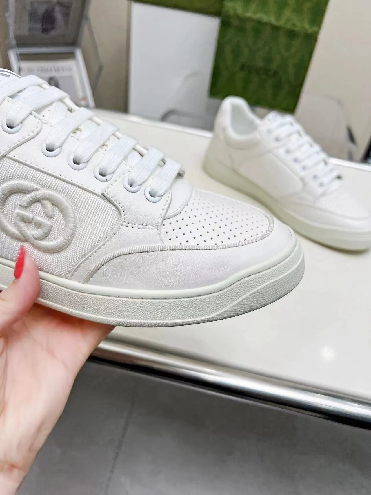P620 💞💞Gucci G Home’s latest popular sports shoes, couple’s style, casual, retro white shoes 🌸🌸🌸 New popular series. The exquisite and compact interlocking double G logo romantically interprets the aesthetic concept of this series. Made of off-white leather, retro inspiration is cleverly blended into the sneaker design to reinterpret the brand logo. Exquisitely packaged at the delivery counter 🛍📦 ▪️Fabric: Original custom-made imported first-layer cowhide leather ▪️Lining: Original custom-made imported cowhide lining ▪️Outsole: Original molded two-color TPU outsole ▪️Size: Women's 35-40 / Men's 39-45